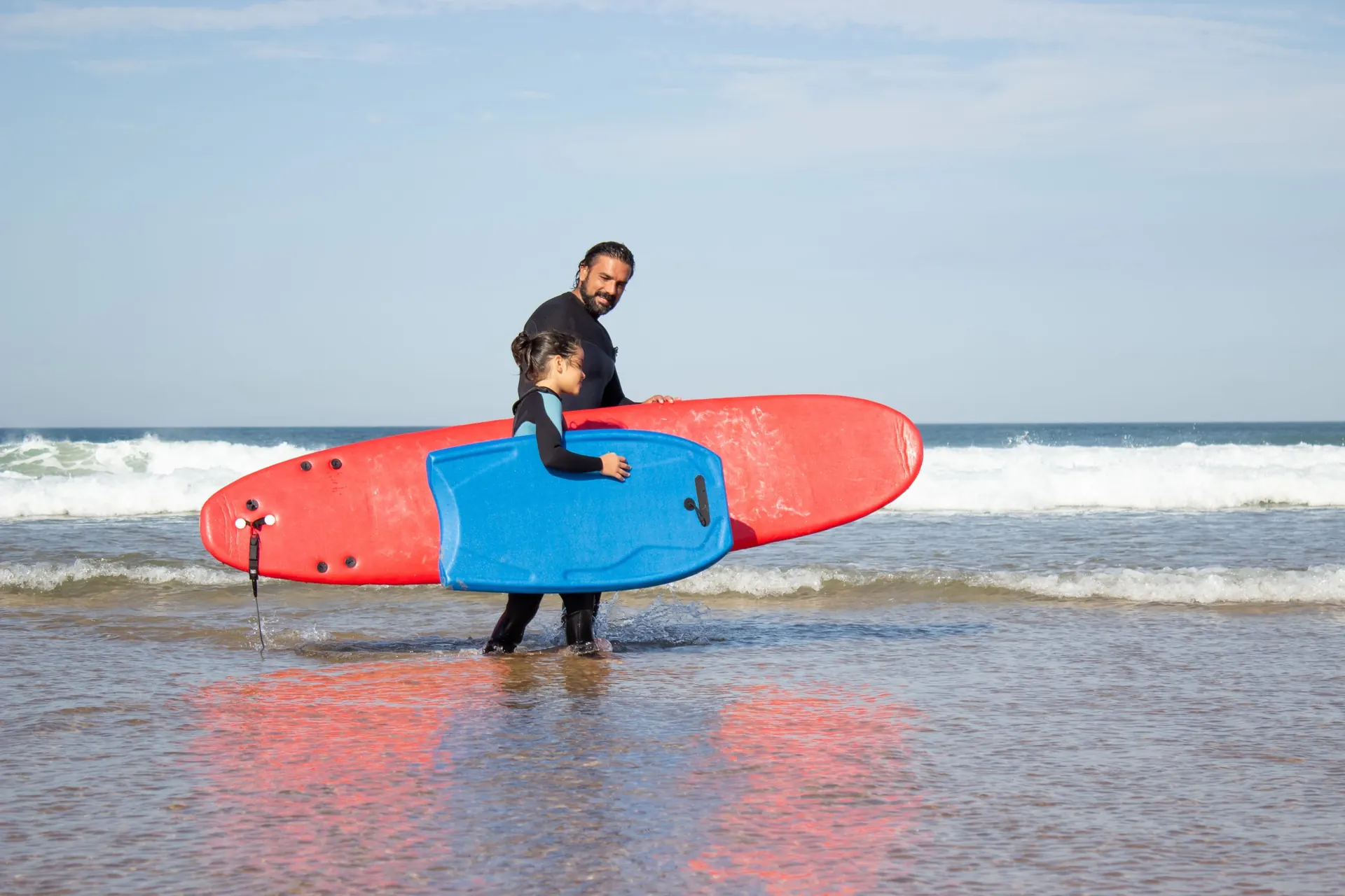 Surfista com pranchas de EPS